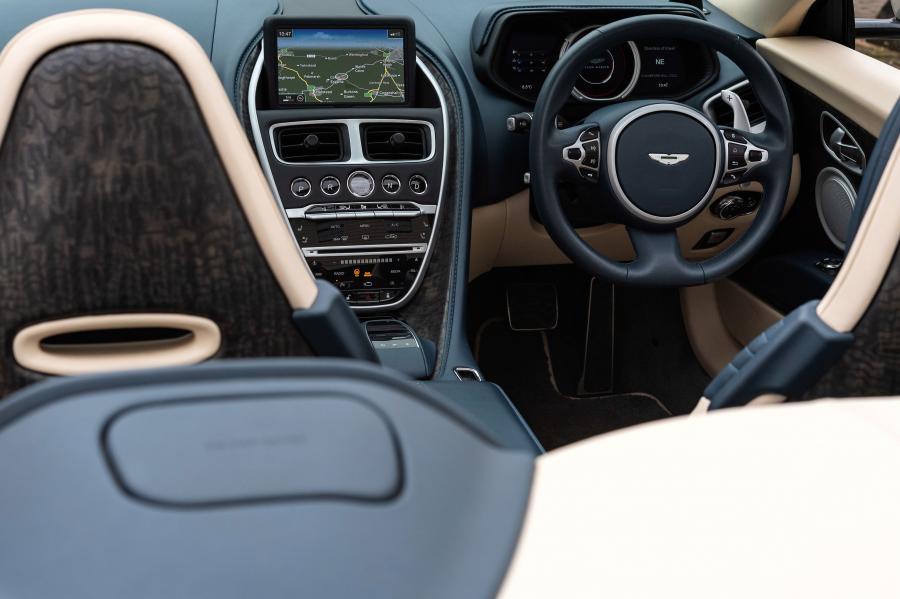Интерьер Aston Martin DB11 V8 Volante 2018 года  (UK) (фото 35 из 40)